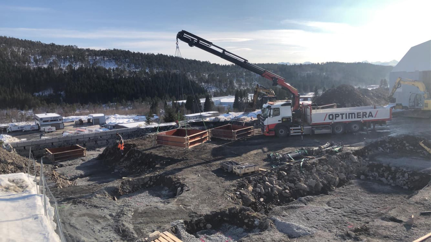 Trond Hjelset AS tilbyr krokbil Molde for sikker håndtering av masser og gravearbeid.